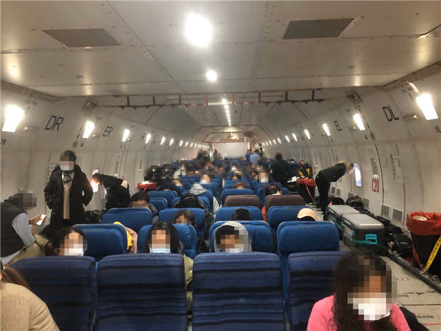 撤侨专机上的乘客