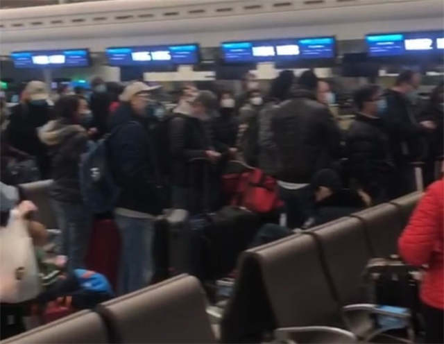 待撤美侨在天河机场排队等候