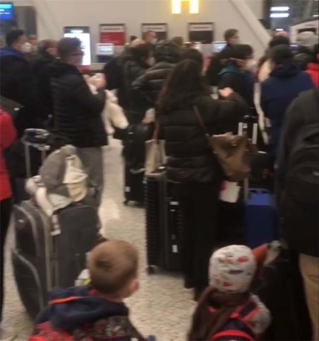 待撤美侨在天河机场排队等候