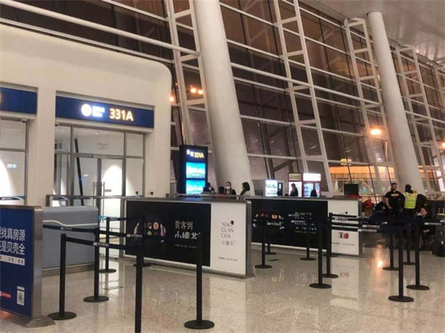 待撤美侨在天河机场排队等候。