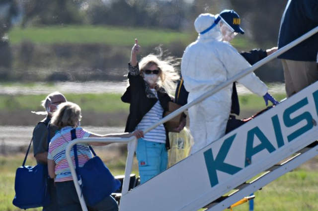 邮轮乘客11日下船,登上飞机 邮轮乘客11日下船,登上飞机