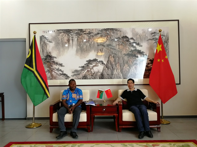 驻瓦努阿图大使周海成会见瓦总理府总司长