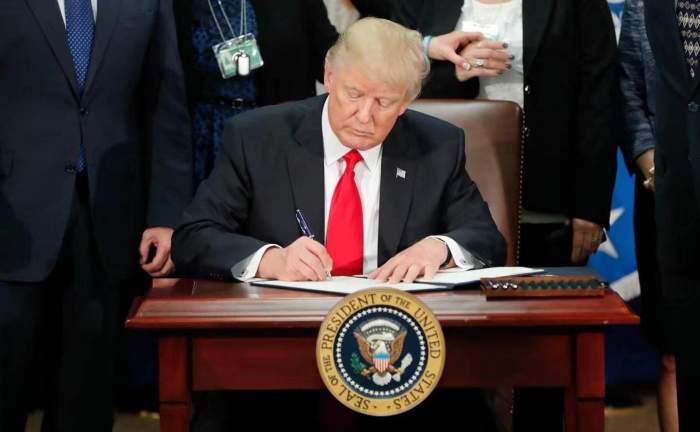 刚刚特朗普签署暂停移民禁令 移民律师分析内容和影响 刚刚特朗普签署暂停移民禁令 移民律师分析内容和影响