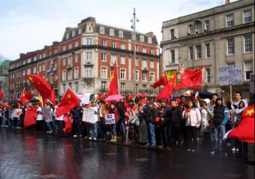 2008年4月12日,上千名爱尔兰华人在都柏林市中心举行支持北京奥运的游行活动 2008年4月12日,上千名爱尔兰华人在都柏林市中心举行支持北京奥运的游行活动