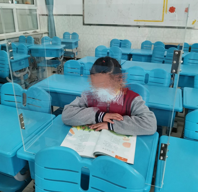 学校课桌专用防疫防飞沫玻璃亚克力隔离挡板订制
